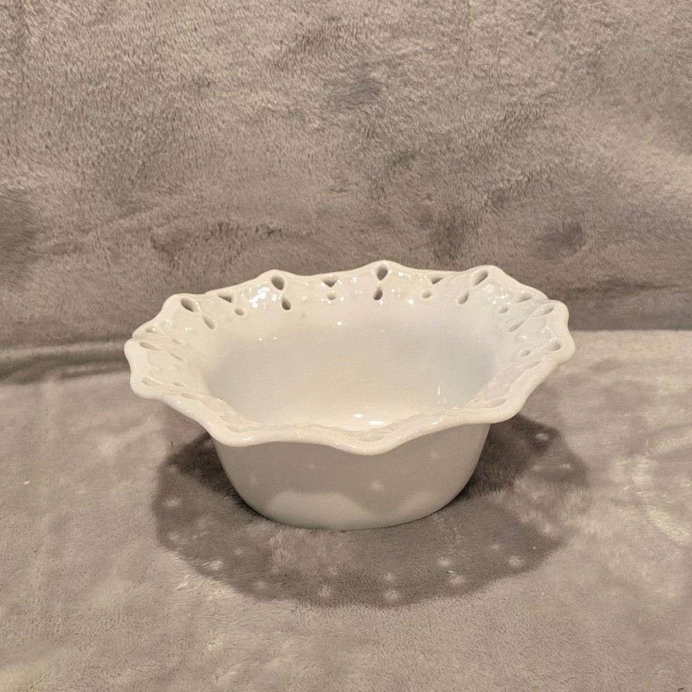 Mikasa Ruffled Bowl RL027-252 White Porcelain Pierced Lattice Rim 5.5 Inch Oval